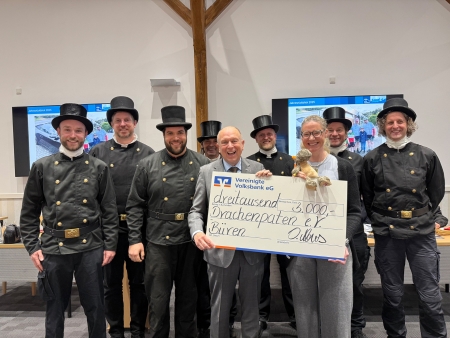 Überbringung der Neujahrsgrüße für das Jahr 2026. Mit den bevollmächtigten Bezirksschornsteinfegern des Kreises Paderborn und Annika Mehring, Gerhard Friesen, Landrat Christoph Rüther, Andrea Stern, Hartmut Schlüter, Bürens Bürgermeister Burkhard Schwuchow und Olaf Meiners, Vorsitzender der Kreisvereinigung der Schornsteinfeger (v.l.).